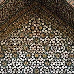 Un pavage non périodique réel : celui de la mosquée Darb-i Imam, à Ispahan, en Iran, construite en 1453. © Peter J. Lu / NY Times