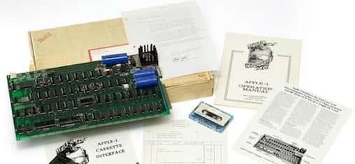 L'Apple-1, numéro de série 82, vendu 741,66 dollars le 12 juillet 1976, présenté par Christie's pour sa vente aux enchères. À côté de la carte-mère, on remarque la documentation abondante, dont celle de l'interface cassette, une lettre signée Steve Jobs et une cassette étiquetée Basic. © Christie's