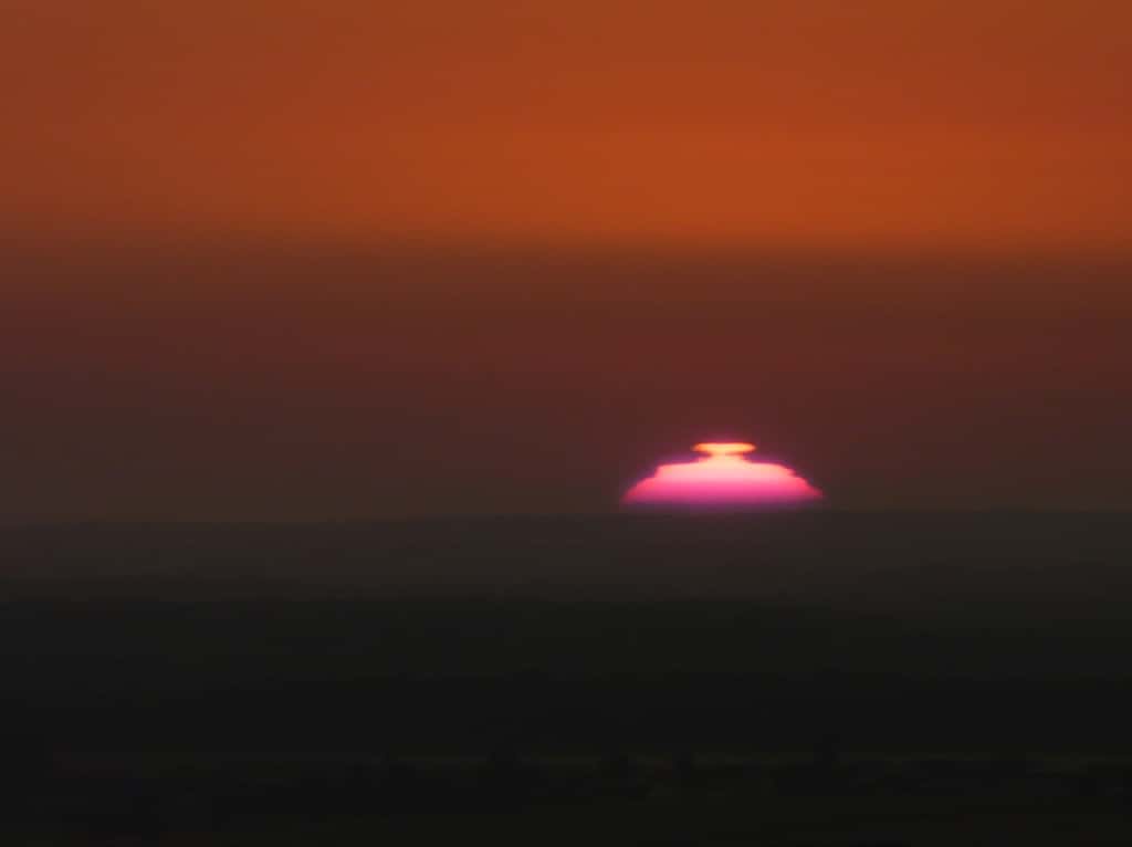 Exemple de mirage au lever du soleil. © <a href="http://montreurdimages.blogspot.com/2011/08/mirage-solaire.html" title="J-B Feldmann" target="_blank">J.-B. Feldmann</a>