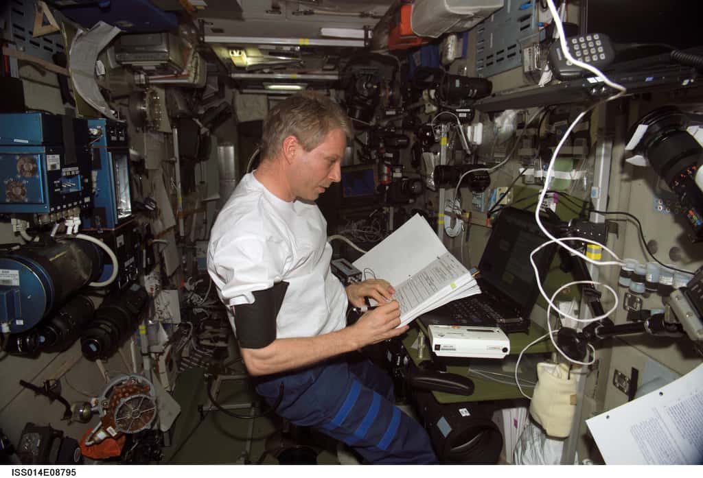 L’astronaute Thomas Reiter de l’Esa en train de travailler à bord de l'ISS en 2006. © Nasa