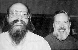 Kenneth Thompson (à gauche) et Dennis Ritchie (à droite) : deux informaticiens à l’origine du système d’exploitation Unix. © Domaine public