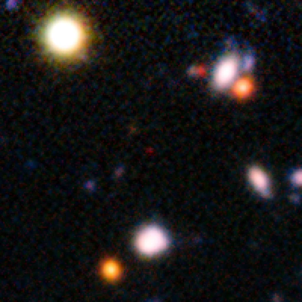 La tache rouge au centre de cette image prise par le VLT montre la galaxie NTTDF-474. Elle fait partie de l'échantillon d'objets lointains qui ont servi à préciser la chronologie de la réionisation de l'univers il y a environ 13 milliards d'années. © ESO/L. Pentericci