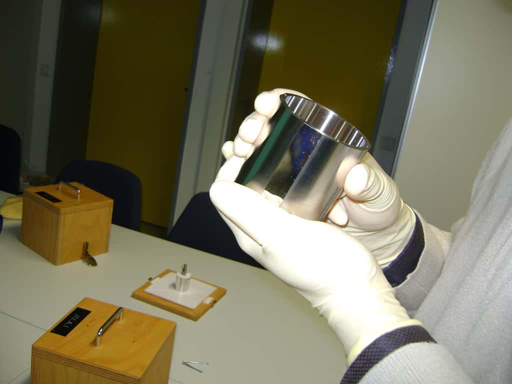 L'une des deux masses d’épreuve cylindriques, ici celle en platine rhodié réalisée en Allemagne à l’Institut PTB. © Onera