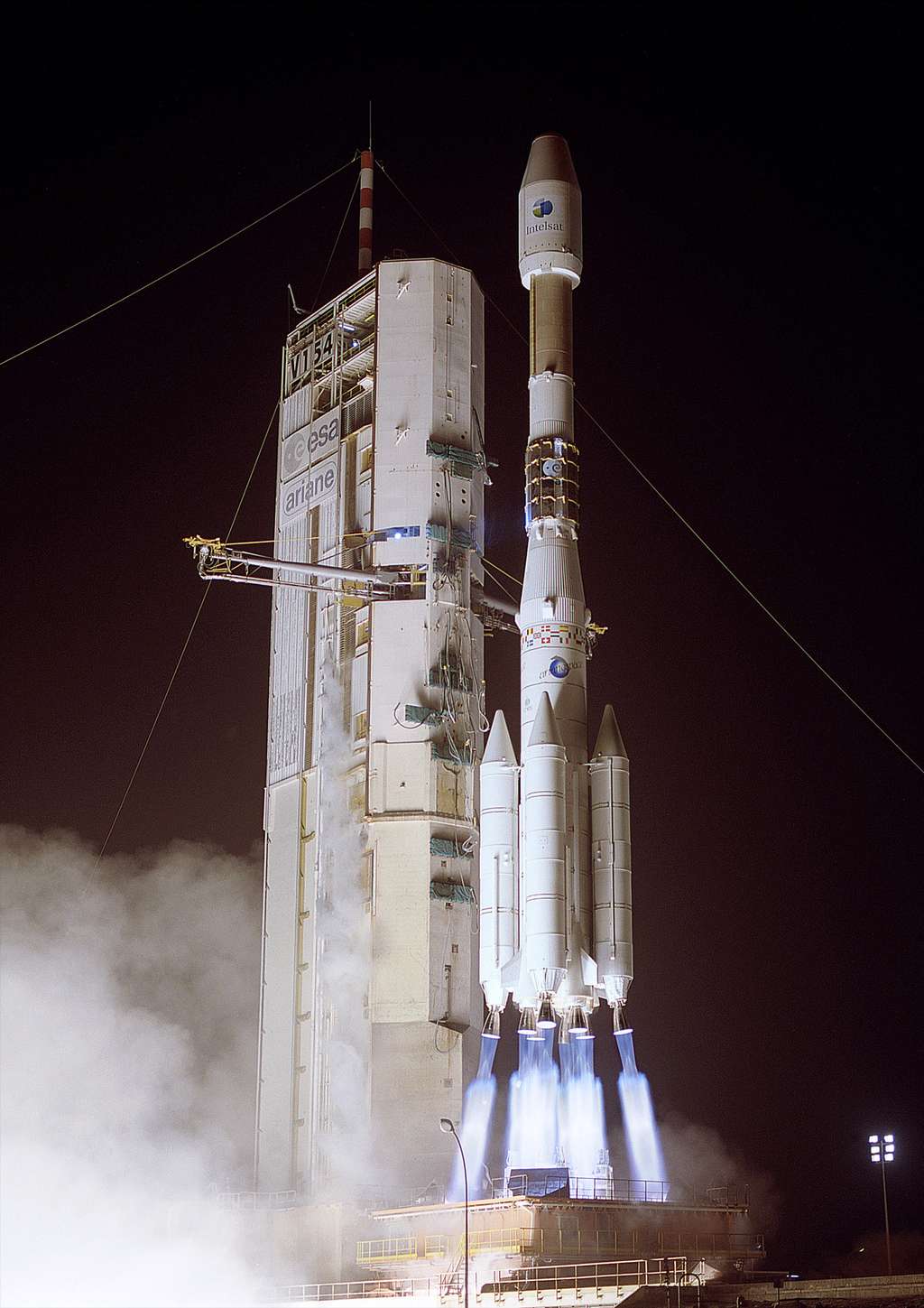  Septembre 2002, un lanceur Ariane 4 lance sur une orbite de transfert géostationnaire le satellite Intelsat 906, d'une masse au lancement de 4,7 tonnes. © Esa/Cnes/Arianespace-Service Optique CSG