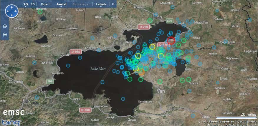 Les secousses sismiques à proximité du lac de Van enregistrées par le Centre sismologique euroméditerranéen (<a href="http://www.emsc-csem.org" target="_blank">CSEM</a>, ou EMSC en anglais) après la secousse principale d'hier (en rouge). © EMSC