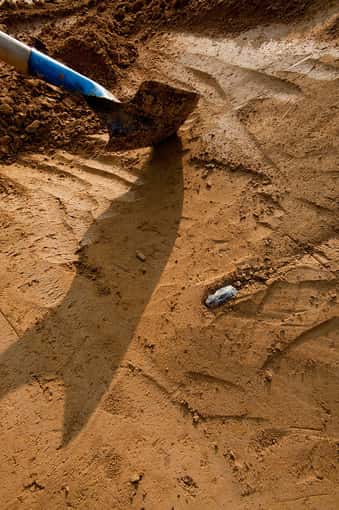 Une lame en silex apparaît dans le niveau archéologique supérieur datant d'environ 30.000 ans. © Denis Gliksman, Inrap