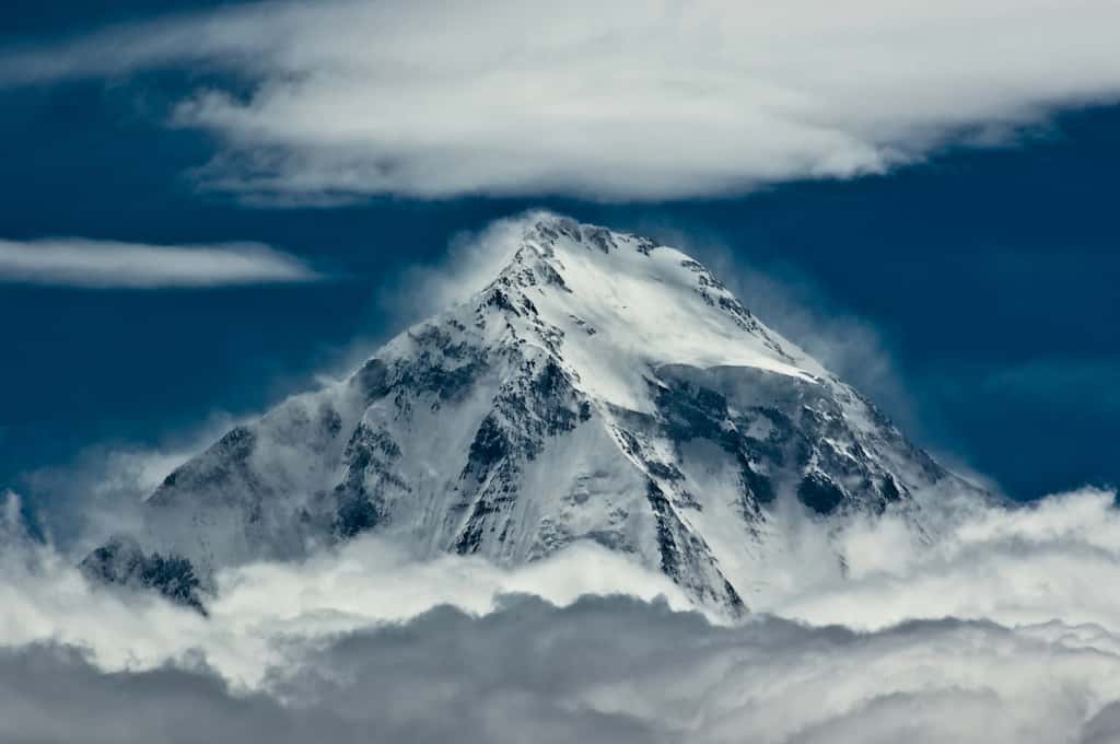 Les précipitations, le recul des glaciers ainsi que la diminution de leur masse sont les trois modifications identifiées par les chercheurs sur la chaîne de l'Himalaya. Ici le Dhaulagiri, un sommet de 8.167 m, au Népal. Son nom signifie « montagne blanche », le méritera-t-il moins dans les décennies à venir ? © Bob Cap, Flickr CC by nc-nd 2.0