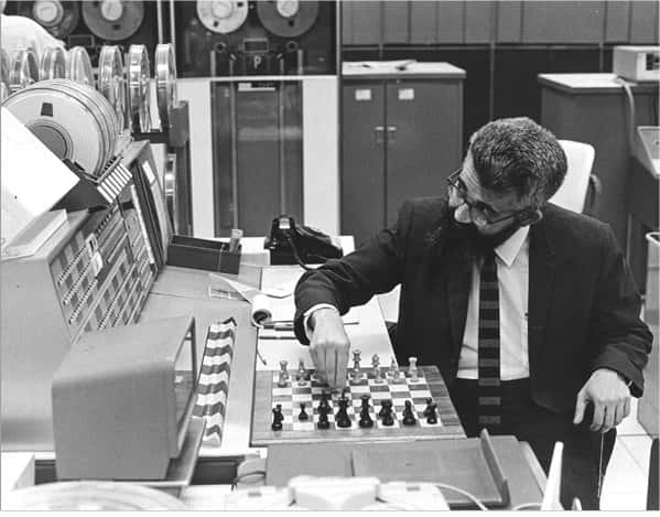 John McCarthy aux prises avec des ordinateurs joueurs d'échecs russes, en 1966. Les travaux de cet Américain, qui a étudié les notions d'arbres des cas possibles et de leur élagage (c'est le terme) ont beaucoup contribué à l'efficacité des logiciels capables de jouer à ce jeu. © Chuck Paintner/ Stanford University