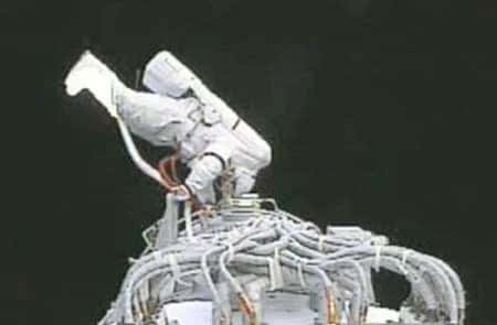  Le taïkonaute Zhai Zhigang lors de sa sortie dans l'espace (Shenzhou-7, septembre 2008). D'une durée d'environ 30 minutes, cette Eva a surtout été mise à profit pour s'assurer du bon fonctionnement du système vie et de la combinaison, développée à partir de la russe Orlan. © Xinhua