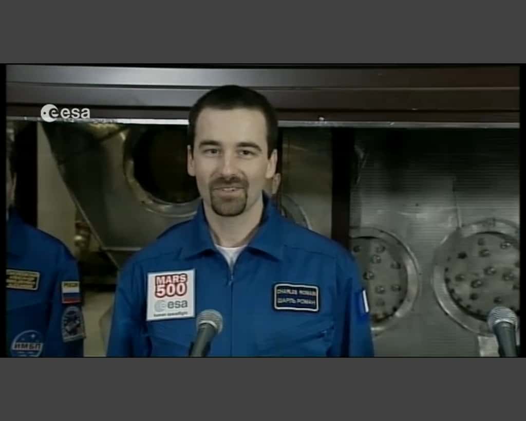 Romain Charles, quelques minutes après la sortie de l'équipage, commence la suite de l'expérience Mars 500 : parler aux médias... (Capture d'écran de la vidéo transmise par l'Esa.)