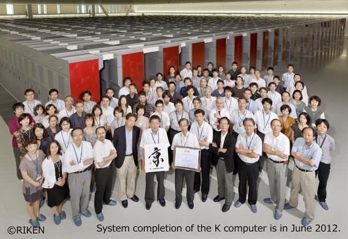 L'équipe de l'institut Riken donne l'échelle de K, le superordinateur le plus rapide du monde (pour l'instant). © Riken