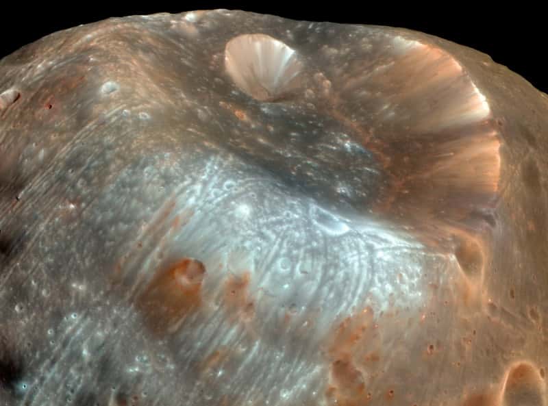 La récupération d'échantillons n'est pas le seul objectif de Phobos-Grunt. Des observations scientifiques sont prévues, visant à déterminer si Phobos est un astéroïde capturé ou bien un fragment de Mars. © Nasa/MRO Science team