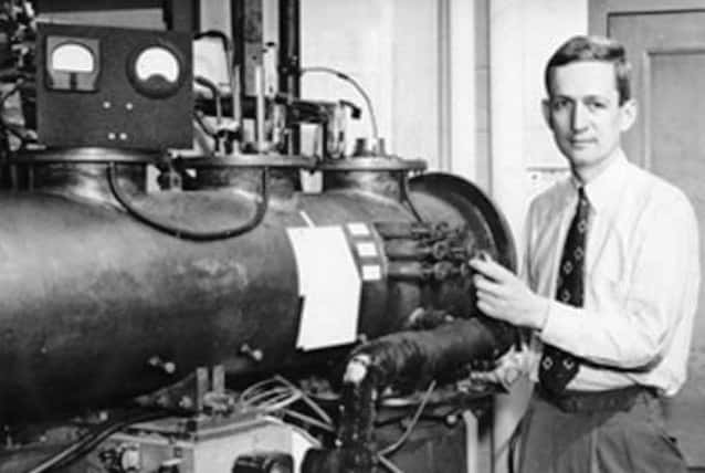 Norman Ramsey devant un dispositif à faisceaux moléculaires. © AIP Emilio Segre Visual Archives