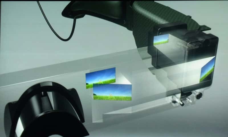 Les écrans LCD, installés latéralement, produisent deux images, projetées dans l'épaisseur du verre, devant chaque œil. Il est possible d'obtenir un effet 3D avec deux images légèrement différentes. © Nikkei