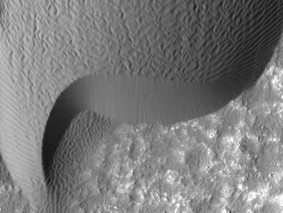 Une dune martienne dont le mouvement a été saisi entre le 3 mars 2007 et le 1<sup>er</sup> décembre 2010. L'ampleur du déplacement est d'environ deux mètres. © Nasa/JPL-Caltech/<em>Univ. of Arizona</em>/JHUAPL  