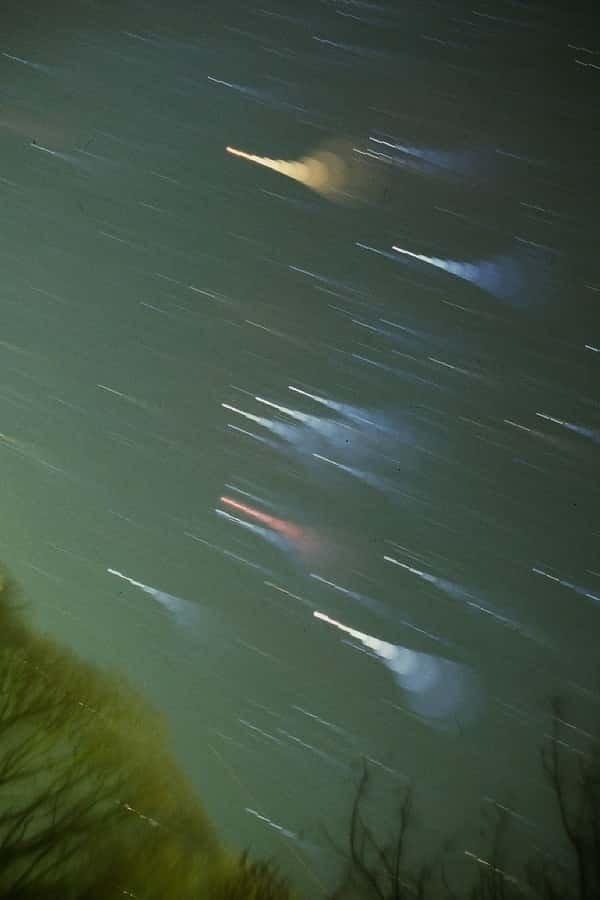 Cette image de la constellation d'Orion a été réalisée en déréglant la mise au point de l'appareil photo pendant la pose pour mieux voir les couleurs. Barnard 33 se situe à côté d'Alnitak, la première des 3 étoiles alignées au centre de l'image.  La géante Bételgeuse a laissé sa trace orange en haut tandis que la nébuleuse M 42 est trahie par sa couleur rouge sous Alnitak. © <a href="http://montreurdimages.blogspot.com/2011/12/la-constellation-dorion.html" title="J.-B. Feldmann" target="_blank">J.-B. Feldmann</a>