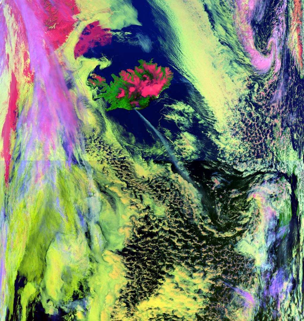 Les Metop couvrent les régions boréales et australes, invisibles depuis l'orbite géostationnaire, et peuvent suivre la couverture nuageuse des hautes latitudes. Sur cette image, acquise en mai 2010, on voit l'éruption du volcan islandais <a href="//www.futura-sciences.com/fr/news/t/geologie-1/d/eruption-de-leyjafjoell-le-nuage-etait-bien-dangereux-pour-les-avions_29837/" title="Éruption de l’Eyjafjöll : le nuage était bien dangereux pour les avions" target="_blank">Eyjafjöll</a>. © Eumetsat
