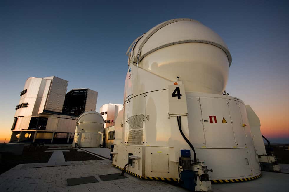 Au premier plan, deux des télescopes auxiliaires de 1,80 mètre du VLTI, dédiés à l'interférométrie et utilisés lors de ces observations. À l'arrière-plan apparaissent les télescopes de 8,20 mètres du VLT. © Nicolas Blind