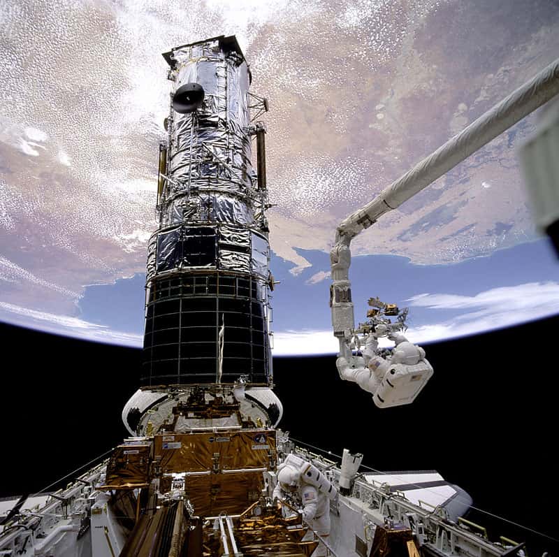 Le télescope spatial Hubble doit son exceptionnelle longévité aux cinq missions de maintenance réalisées à l'aide des navettes spatiales entre 1993 et 2009. © Nasa 