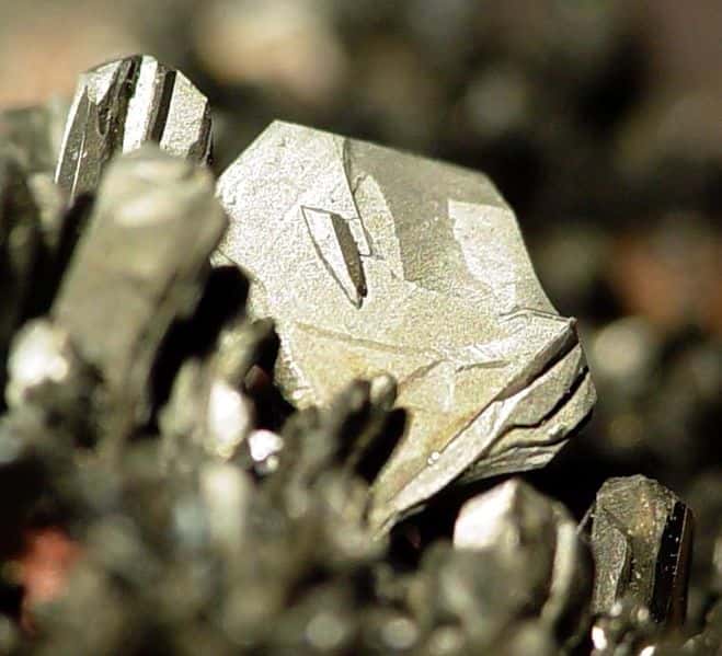 L'arsenic est un élément chimique que l'on trouve à l'état brut sous forme de pierre. C'est lorsqu'il se trouve à l'état inorganique (non lié à un atome de carbone) que ce poison devient le plus ravageur. © Rob Lavinsky, iRocks.com, cc by sa 3.0