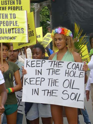 Manifestation écologiste pendant le sommet de Durban (sur la pancarte : « <em>Laissez le charbon dans le trou, laissez le pétrole dans le sol</em> »). © cncd, Flickr, cc by nc sa 2.0