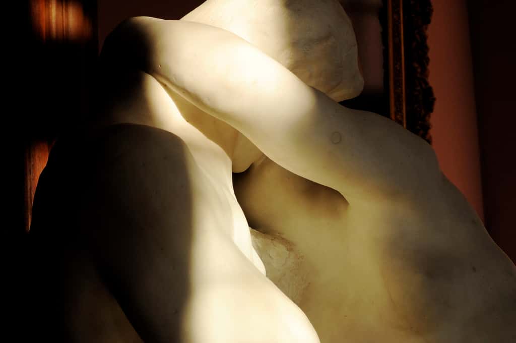 <em>Le Baiser</em>, une célèbre statue d'Auguste Rodin, marque l'amour entre un homme et une femme. Ont-ils été aimés par leur mère ? © Oliver Degabriele, Flickr, cc by nc nd 2.0