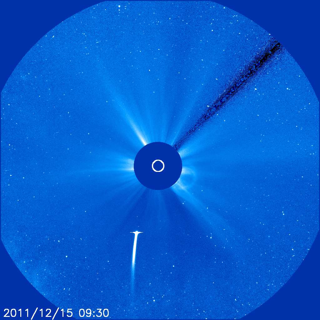 La comète Lovejoy, ou C/2011 W3, fonçant vers le Soleil et saisie par le coronographe Lasco C3 (<em>Large Angle and Spectrometric Coronagraph</em>) de l'observatoire solaire spatial Soho, le 15 décembre. © Soho/Lasco/Esa/Nasa