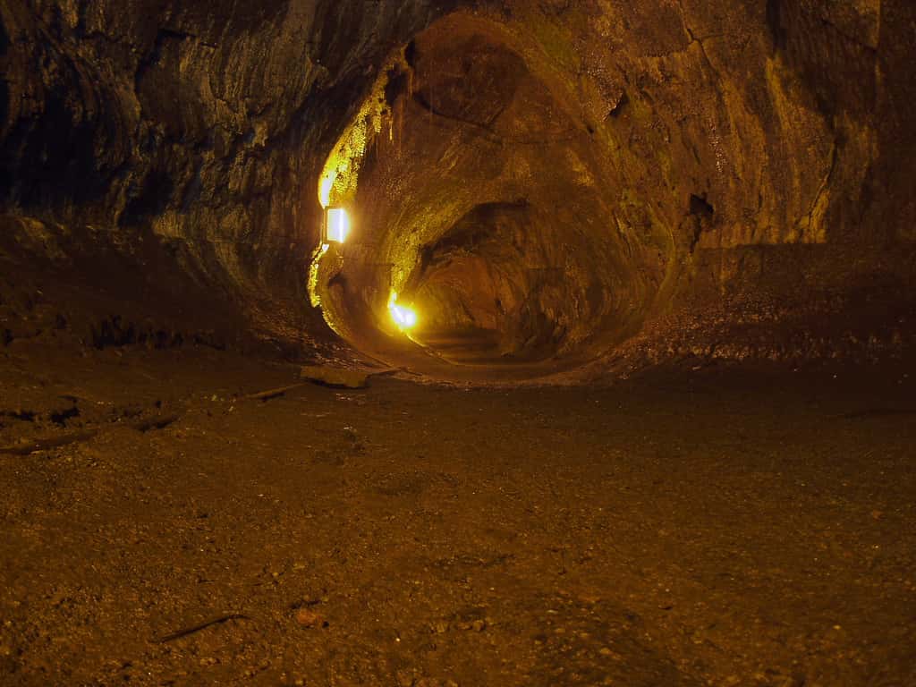 Certains tunnels de lave sont facilement accessibles pour le tourisme. Ce n'est pas toujours le cas et les conditions de vie y sont parfois impossibles pour des animaux ou des végétaux. Mais pas pour certaines bactéries. © Stevecadman, Flickr, cc by sa 2.0
