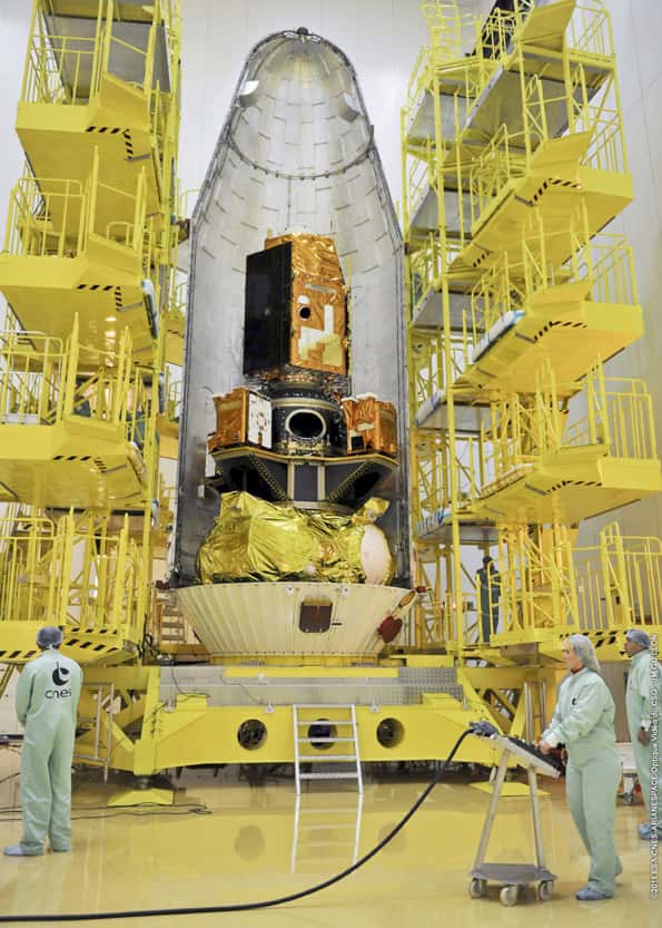 Cette image permet de comprendre comment sont agencés les satellites à l’intérieur de la coiffe du lanceur. Pléiades 1 est tout en haut, entouré, en bas, des quatre satellites Elisa (deux sont visibles). Ils sont tous posés sur la plateforme Asap-s (<em>Arianespace System for Auxiliary Payloads - Soyuz</em>), de couleur noire. Quant au satellite chilien SSOT, il n’est pas visible car logé à l’intérieur de l'Asap-s. Le tout repose sur l'étage Fregat, en partie entouré d'une feuille dorée. © Esa/Cnes/Arianespace/Optique Video du CSG