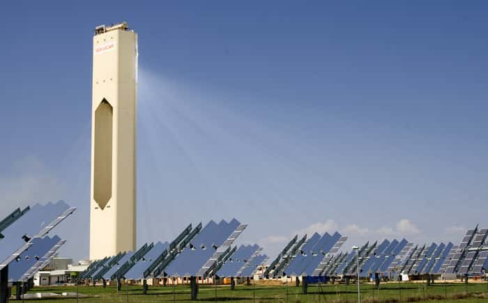 La centrale solaire PS10, en Andalousie (Espagne). Les panneaux réflecteurs sont mobiles et s'orientent en fonction de la position du soleil afin de réfléchir un maximum de rayonnement vers la tour solaire. © Solucar, Flickr, cc by 2.0