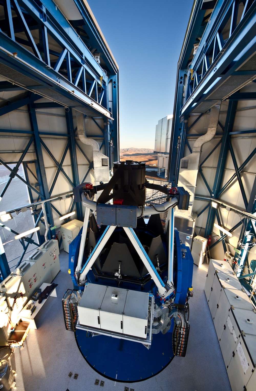 Avec le VST, l'ESO possède désormais le plus grand télescope du monde destiné aux sondages du ciel en lumière visible. © ESO/G. Lombardi