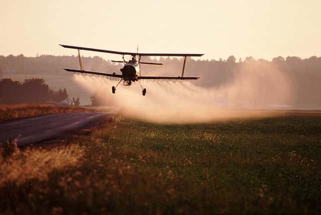 Pulvérisation de pesticides par avion, aux États-Unis. © tpmartin, Flickr, cc by nc sa 2.0
