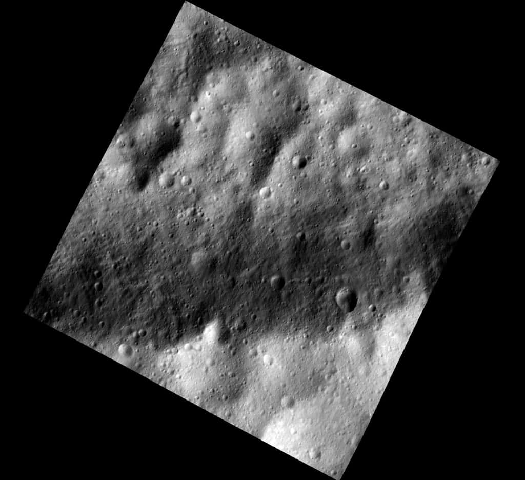 Cette image a été prise le 13 décembre, depuis une altitude de 200 kilomètres. Elle montre une région équatoriale de Vesta qui se caractérise par une alternance de couches claires et foncées. © Nasa/JPL-Caltech/UCLA/MPS/DLR/IDA