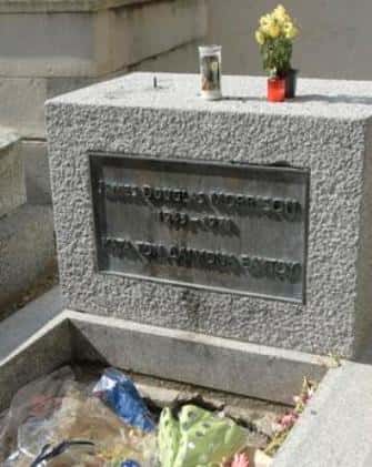 James Douglas Morrison, alias Jim Morrison, le chanteur des Doors est enterré au cimetière du Père-Lachaise à Paris. Lui aussi est mort à 27 ans, dans des conditions pas encore bien élucidées. Et 40 après, des fans déposent encore des gerbes de fleurs en sa mémoire, preuve de son aura. © Basile Vaillant/Mairie de Paris