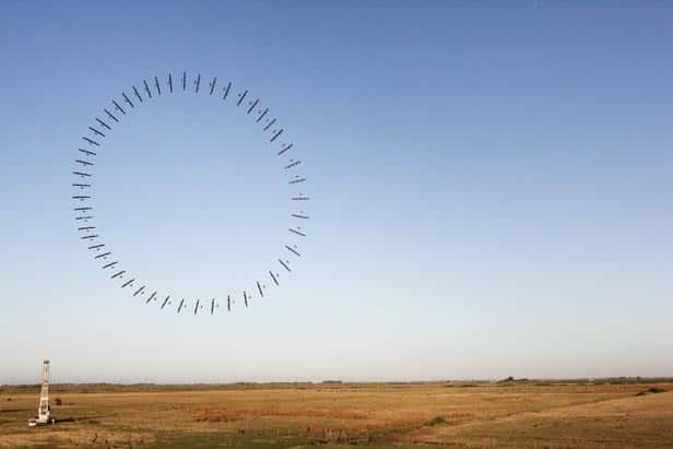 Cette photographie est un photomontage mettant en évidence le mouvement circulaire de l'éolienne lorsqu'elle est en vol et exposée aux vents. Ce mouvement lui permet de rester en l'air et perpendiculaire à la direction du vent 