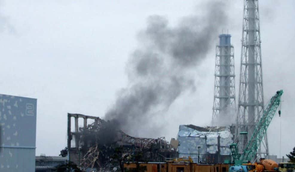 De la fumée noire s'échappe de la centrale nucléaire japonaise de Fukushima le 16 mars 2011. Toute la zone est irradiée, et les employés de l'usine qui tentent de limiter la casse s'exposent à des doses de radiations mortelles. © Daveeza, Flickr, cc by sa 2.0