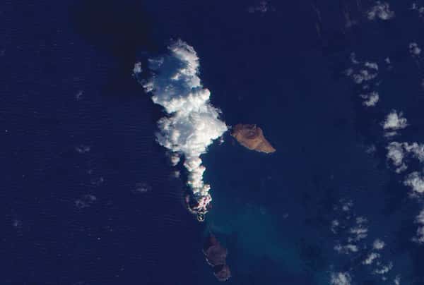 Une nouvelle île est apparue en mer Rouge dans l'archipel des îles Zubair (au large du Yémen). Elle se trouve à la base du panache de fumée. © Nasa<em>/Earth observatory</em>