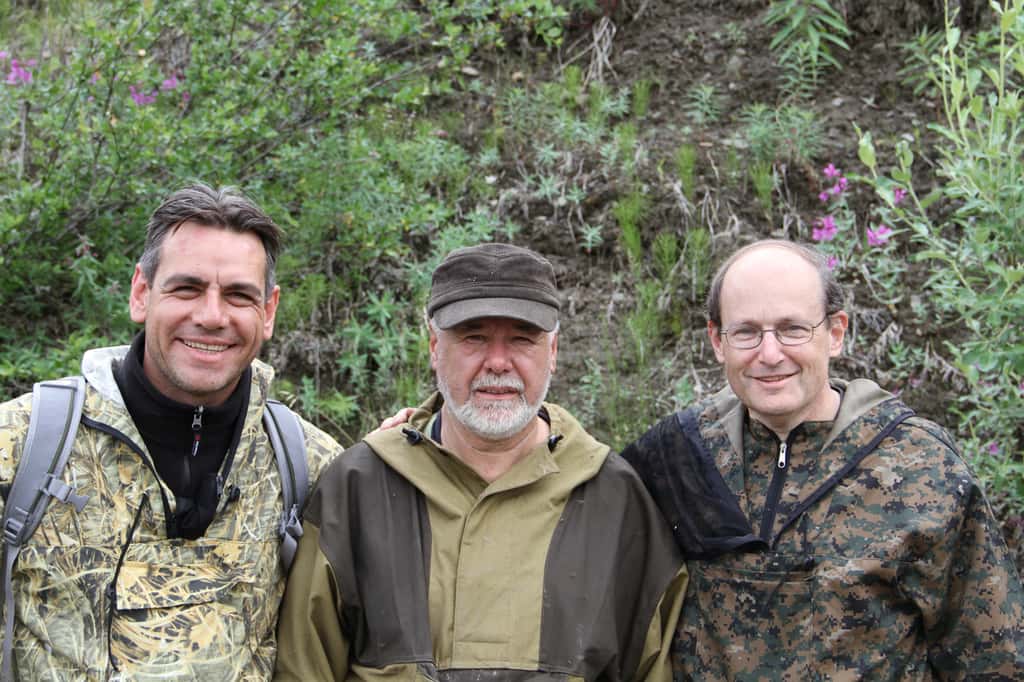 De gauche à droite : Luca Bindi, Valery Kryachko et Paul Steinhardt dans les montagnes Koryaks, à la recherche de quasi-cristaux naturels. © Paul Steinhardt