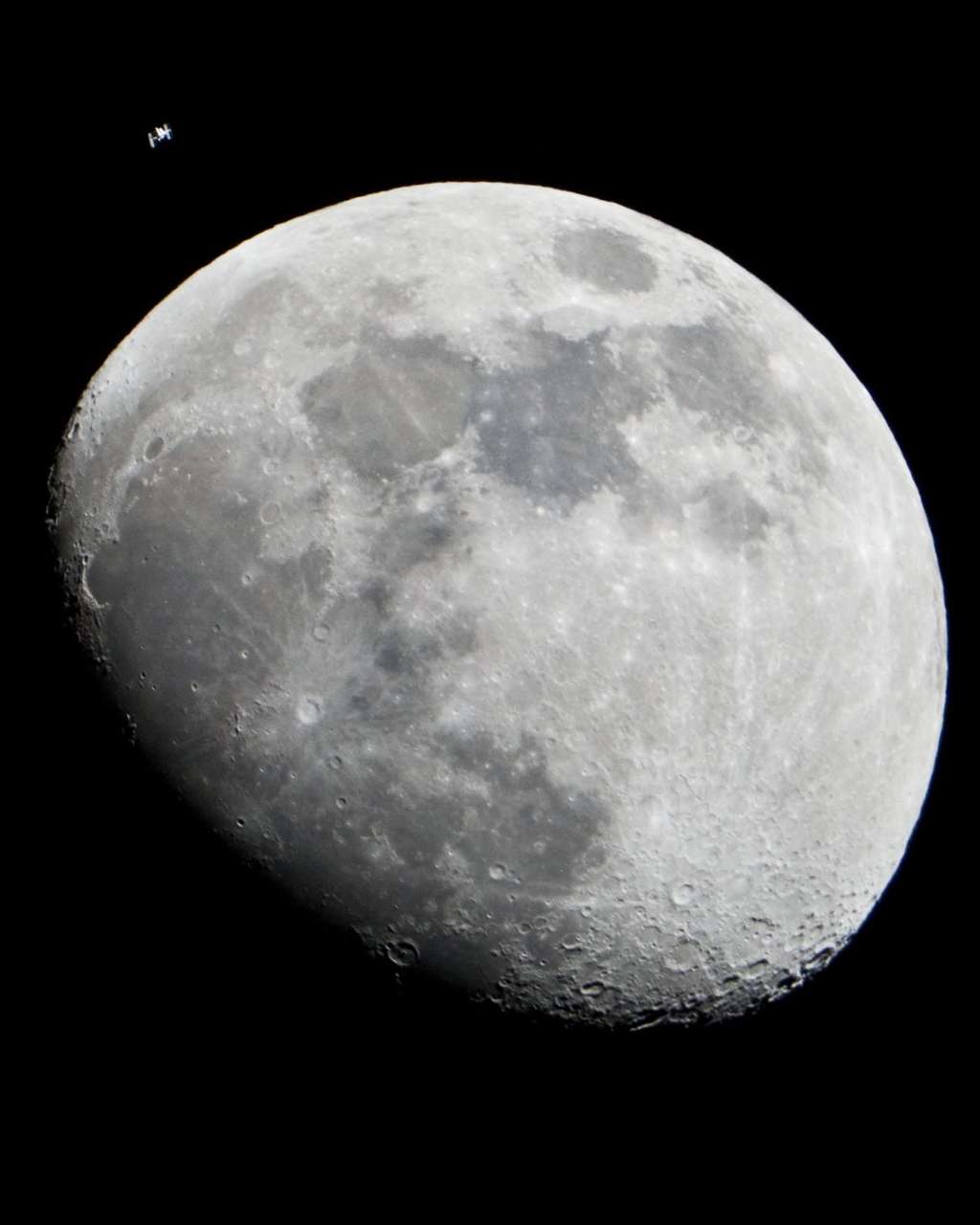 L'ISS a rencontré la Lune le 4 janvier 2011. © Nasa