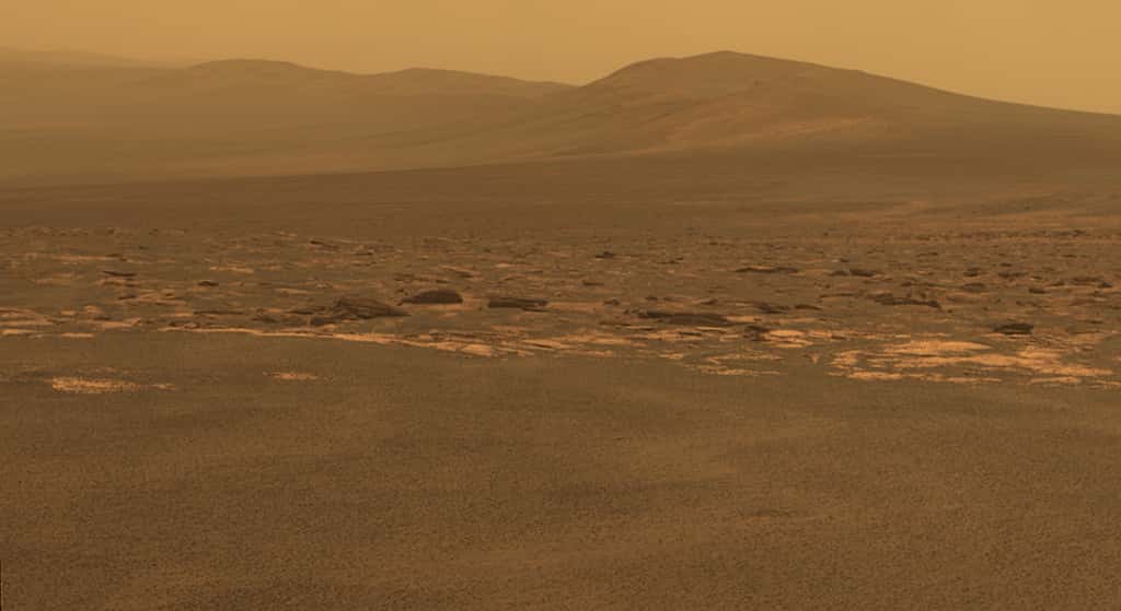 Une vision de la surface de Mars offerte par Opportunity lorsqu'il s'approchait du cratère Endeavour au cours de l'été 2011. Des roches brisées sont visibles au premier plan. © Nasa/JPL-Caltech/Cornell/ASU 