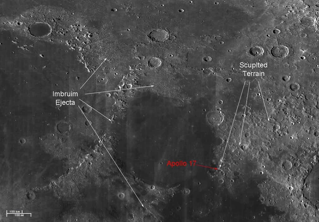 Sur la gauche la mer des Pluies (Imbrium), en bas au centre la mer de la Sérénité et sur la droite tout en bas le début de la mer de la Tranquillité. En rouge, le site d'alunissage d'Apollo 17. Des flèches blanches indiquent des éjectas de la mer des Pluies. © Nasa