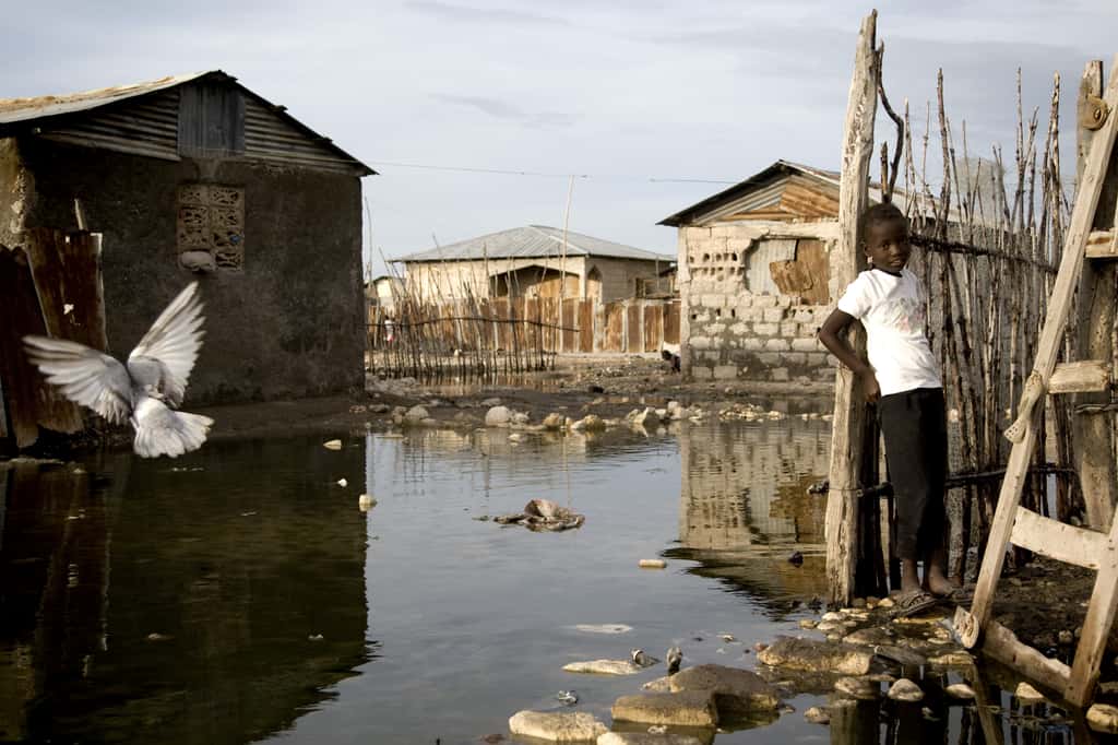 En novembre 2010, Haïti est victime d'un ouragan, appelé Tomas alors que les villes ne sont pas toutes reconstruites après le séisme de janvier. S'il ne s'est pas montré aussi meurtrier qu'on aurait pu le craindre, il a facilité la propagation du choléra. Cette photo, prise dans la ville de Raboto en novembre 2010, montre l'inondation consécutive à la tempête. Or, cette eau stagnante est propice à l'infection par le <em>Vibrio cholerae</em>, bactérie à l'origine de la maladie. © <em>United Nations Photo</em>, Fotopédia, cc by nc nd 2.0