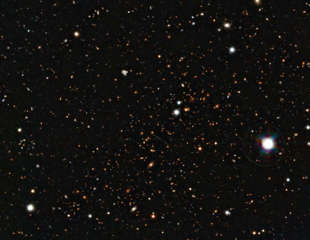 Cette vue de l'amas de galaxies El Gordo (ACT-CL J0102-4915) a été obtenue en combinant les images du VLT et celles du télescope Soar. © ESO/Soar