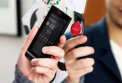 Pas besoin de s’évertuer à faire des manipulations et des réglages pour reconfigurer un téléphone, il suffit de l’approcher d’un petit badge : c'est l'idée des Xperia SmartTags. © Sony Ericsson
