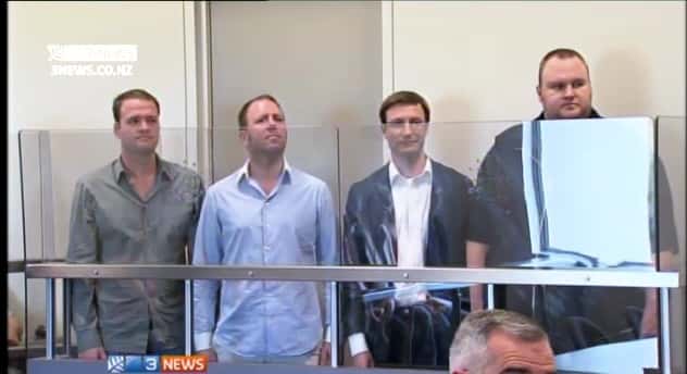 Les quatre membres de Megaupload lors de leur audition au tribunal d’Auckland en Nouvelle-Zélande. À droite, Kim Dotcom (aussi connu sous le nom de Kim Schmitz), fondateur du site. Les États-Unis réclament leur extradition. © 3News.co.nz