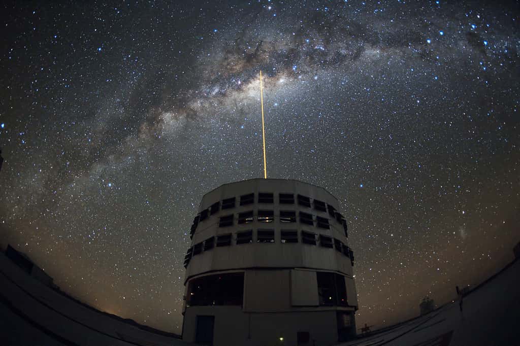 Cette image impressionnante, prise le 10 mai 2010 par l'astronome Yuri Beletsky, montre le ciel au-dessus de Paranal ainsi que Yepun, l'un des télescopes de 8,2 mètres du <em>Very Large Telescope</em> de l'ESO. En toile de fond on voit la Voie lactée avec un faisceau laser sortant de Yepun, visant parfaitement le centre galactique. De cette manière l'état de turbulence de l'atmosphère est sondé afin de faire des corrections d'optique adaptative pour observer finement le centre de notre galaxie. © Yuri Beletsky-ESO