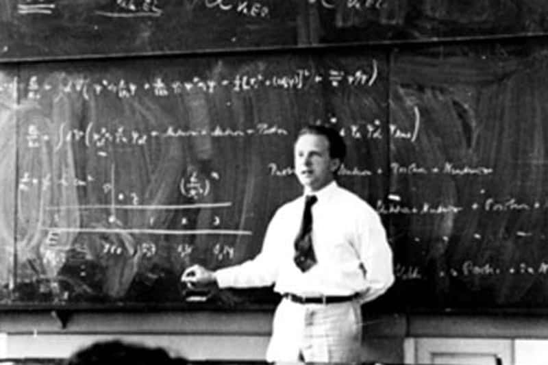 Le physicien allemand Werner Heinsenberg (1901-1976) a révolutionné la physique en découvrant en 1925 la mécanique quantique matricielle. On le voit ici expliquer la théorie quantique en 1936. Heisenberg avait rejeté la notion de trajectoire pour les électrons circulant au sein d'un atome, jetant ainsi les bases d'une nouvelle conception de la géométrie de l'espace et du temps, et pas seulement d'une nouvelle physique de la matière et du rayonnement. © <em>AIP Emilio Segre Visual Archives</em>