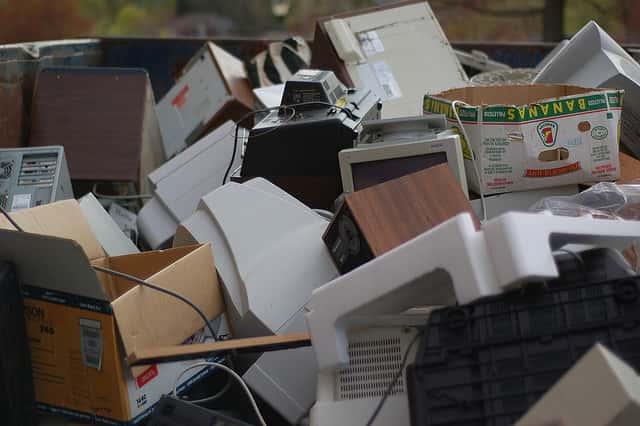Exemple de déchets électroniques que l'on peut trouver dans une décharge. © kid_entropy, Flickr, cc by nc nd 2.0