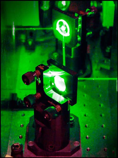 Le faisceau laser utilisé par les chercheurs pour refroidir la nanomembrane semi-conductrice. © Ola J. Joensen 