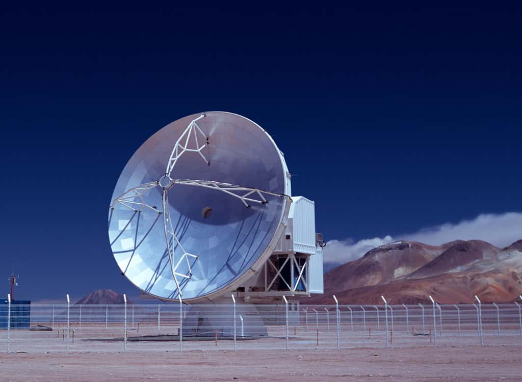 Apex, un télescope submillimétrique de 12 mètres, a été installé sur le plateau Chajnantor dans le désert d'Atacama au Chili. © ESO